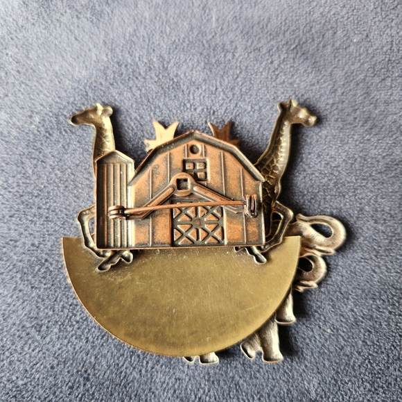 Vintage Noah's Ark Animal Ship Mixed Metal Pin Brooch GIRAFFE ELEPHANT DOLP. - Picture 2 of 3